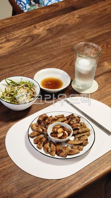 plating,lunch,tableware,wooden table,chopsticks,plate,sauce,wooden furniture,table,garlic,Gopchang,water,food,meal,green onion green onion,dish,meat,Plating,home food