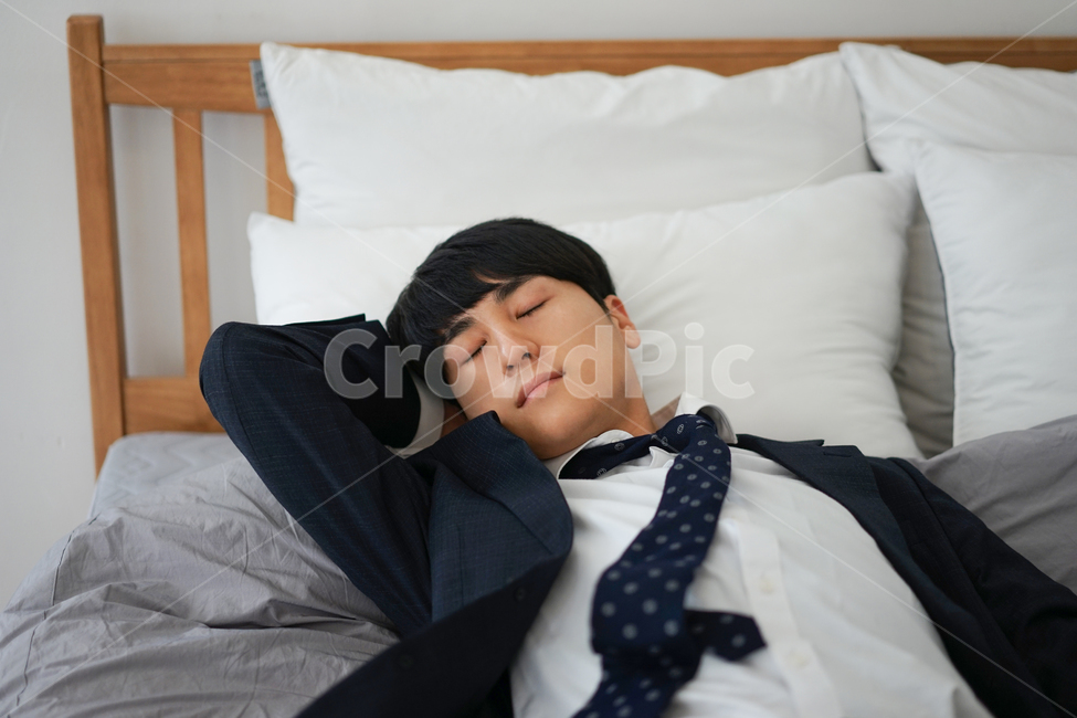 남성,남자,정장,휴식,피로감,퇴근,침대,침실,집,수면,취침,sleeping,사람,인물,인간,human,person,남성,남자,man,male
