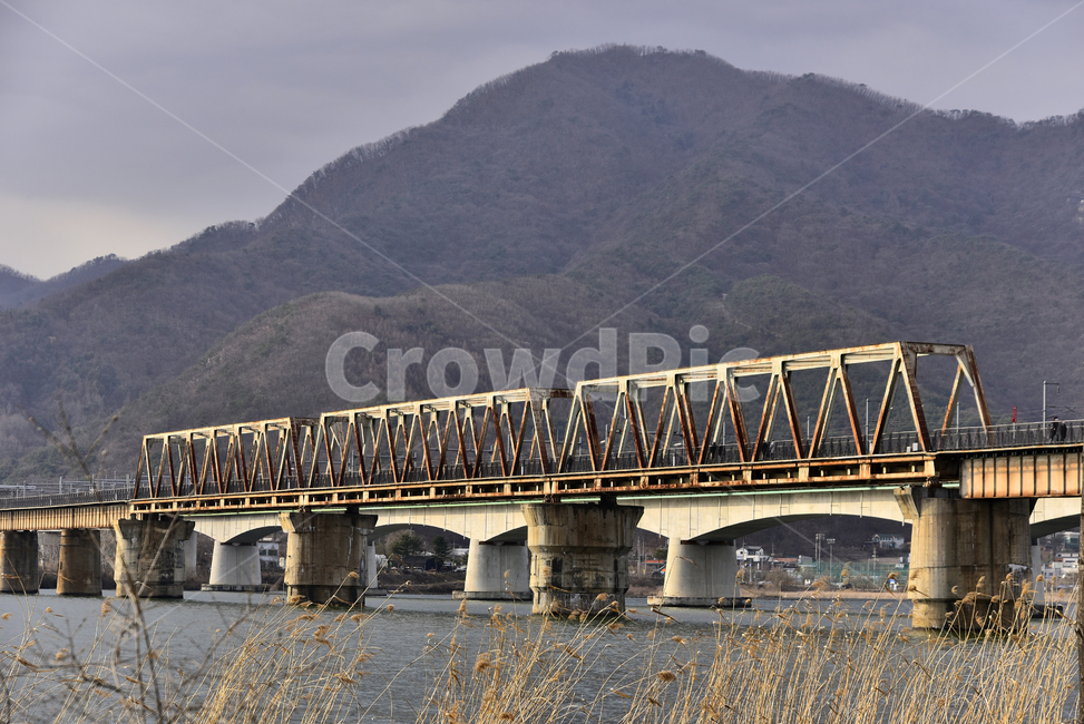 철교,오래된,부식,bridge,다리,building,건물,강물,갈대,산,야외,옥외,교각,old,건축물,건물외관,exterior,building,structure,architecture,construction
