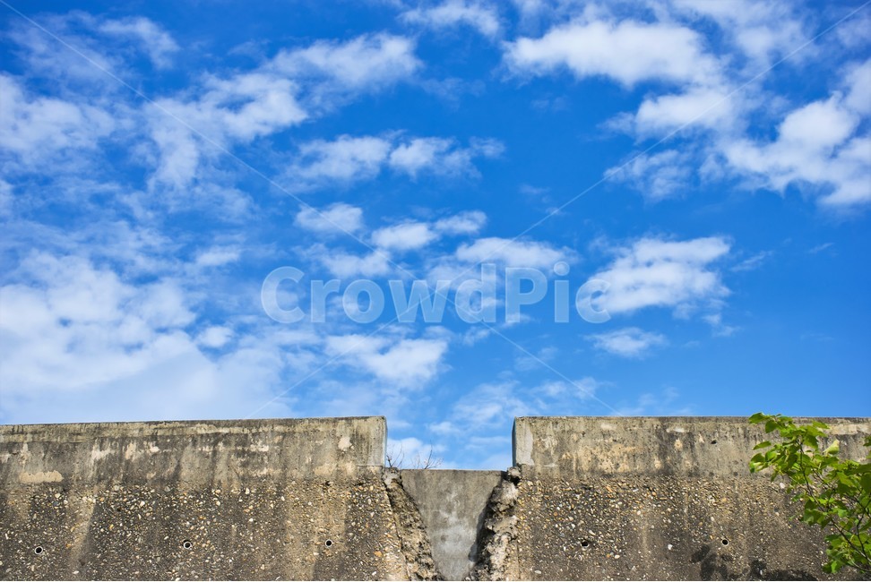 하늘,푸른하늘,구름,콘크리트벽,인공구조물,bluesky,cloudy,concretewall,sky,cloudysky