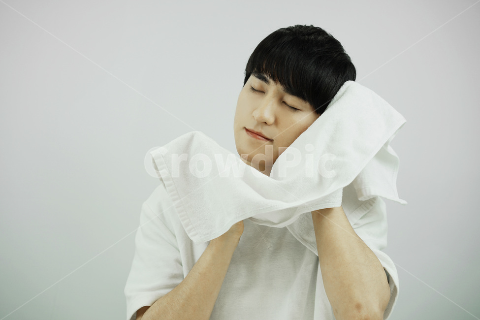 남자,뷰티,스킨케어,피부관리,skincare,양치,양치질,수건,칫솔,남성,그루밍족,사람,인물,인간,human,person,얼굴표정,facial expression,face,남성,남자,man,male,감정표현,기분,feeling,emotion,뷰티,미용,beauty treatment
