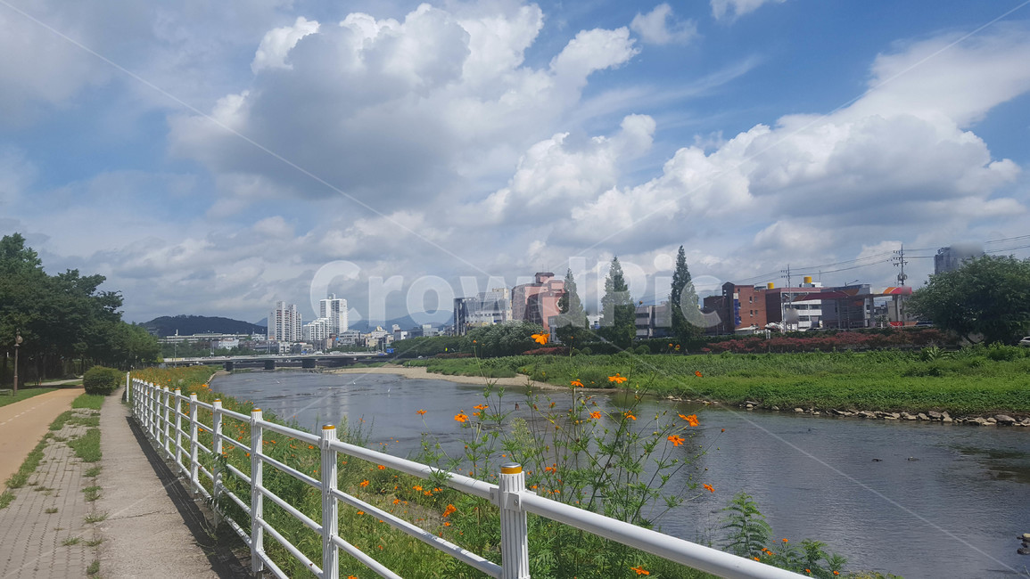 하천,강변,봄,하늘,구름,강,자연,풍경,nature,landscape,railing,난간,banister,handrail,water,물