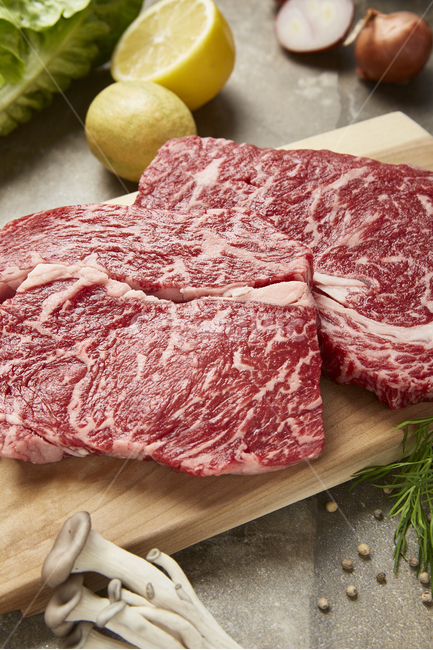 소고기,한우,스테이크,음식,steak,beaf,요리,raw,red,food,마블링,레몬,lemon,meat,육류,생고기,소,cow,closeup,cutsection,단면,잘라진,명절선물,선물,명절,음식,식재료,요리,food,cook,meal,dishes,food reserves,육류,고기,meat