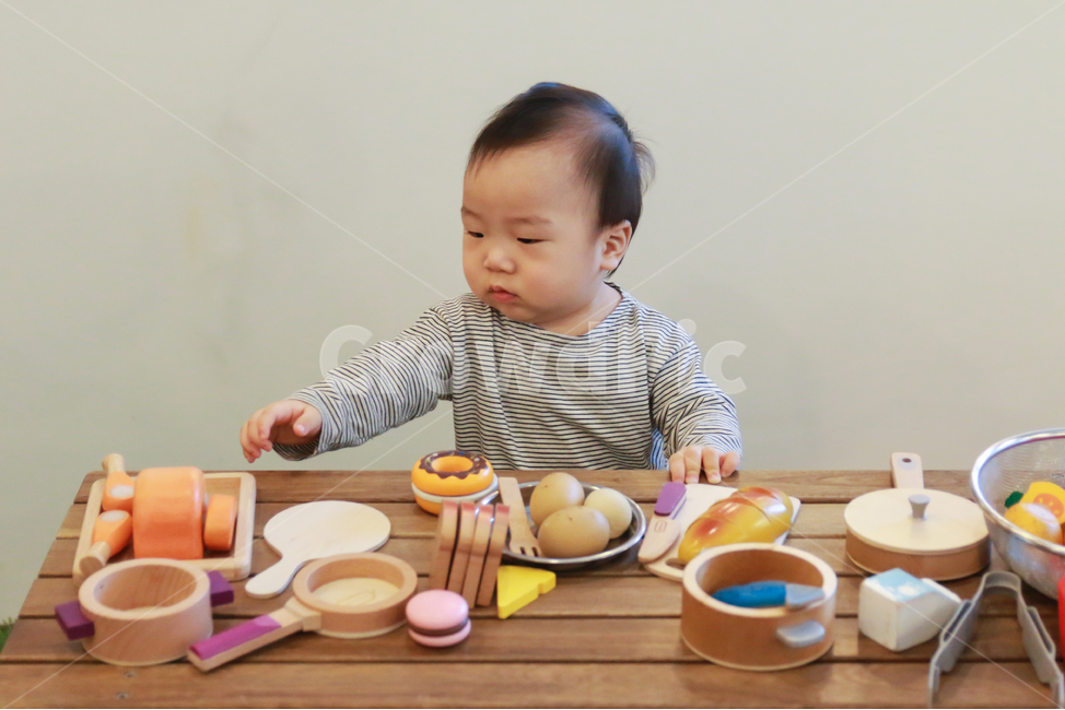 아기,육아,남자아이,캠핑,장난감,완구,남자아기,캠핑놀이,놀이,목재,나무,테이블,음식,그릇,포크,표정,얼굴,재미,귀여운,작은,사랑스러운,어린,어린시절,어린이,토이,교구,조리기구,개구쟁이,장난꾸러기,베이비카페,키즈카페,호기심,안전한,가족,사람,인물,모델,사람,인물,인간,human,person,영유아,아기,애기,아이,infants,baby