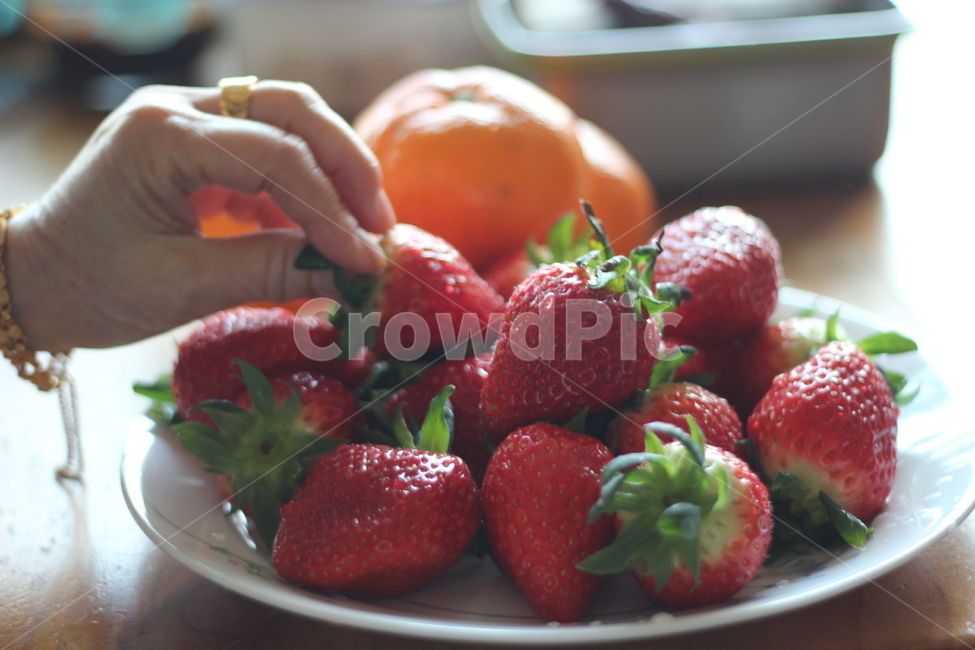 딸기,과일,초록,빨강,접시,음식,식재료,요리,food,cook,meal,dishes,food reserves,과일,열매,fruit