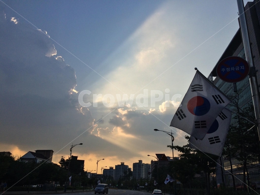 광복절,태극기,국기,후광,구름,도시,풍경,city,landscape,한국도시풍경,한국도시경관,korea cityscape,교통,교통수단,traffic,transportation