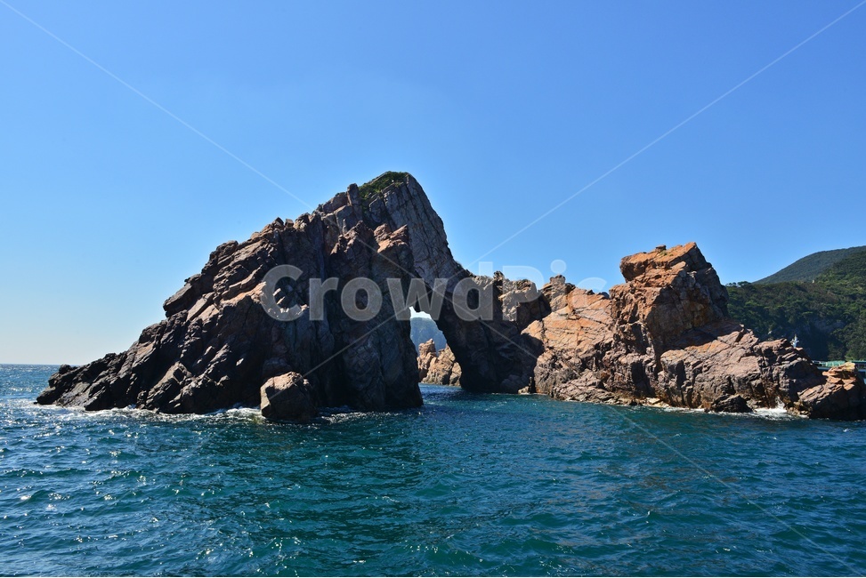낭떠러지,cliff,nature,자연,outdoors,옥외,water,물,shoreline,해안선,sea,바다,ocean,대양,coast,연안,promontory,신안,홍도,다도해행상국립공원,홍도독립문,남문바위,cave,동굴,자연,풍경,nature,landscape