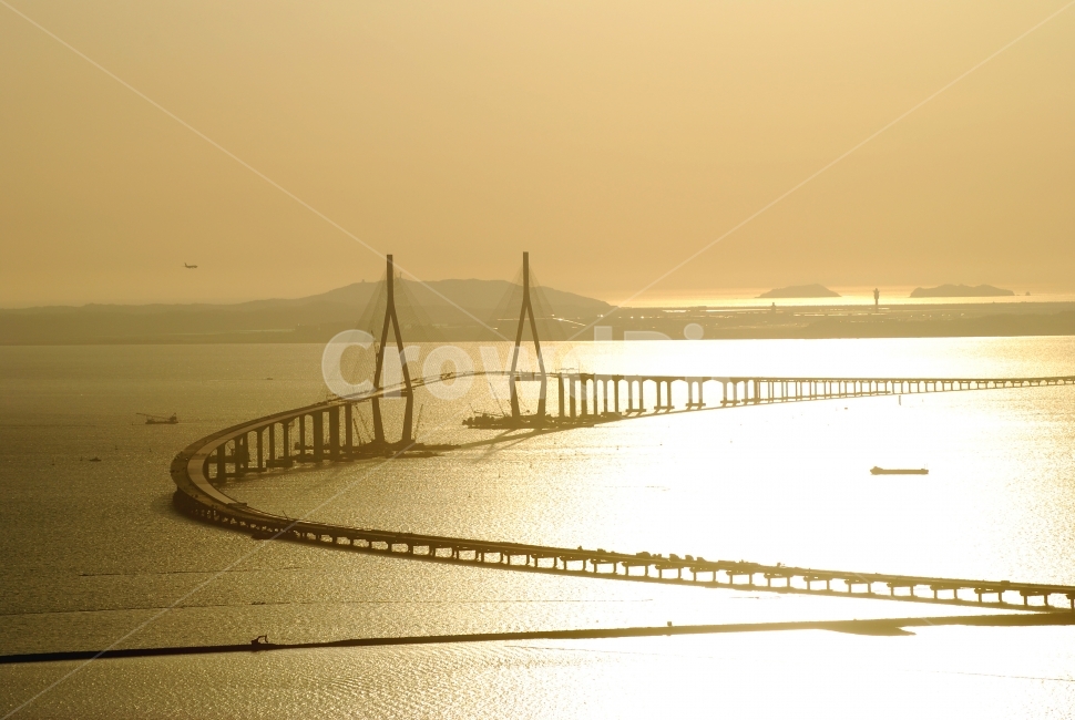 Incheon Bridge,IncheonBridge,Incheon,ship,watercraft,industry,scenery,sea,structure,airport,Incheon Airport,sunset,airplane,construction,bridge,high angle,architecture,Korea