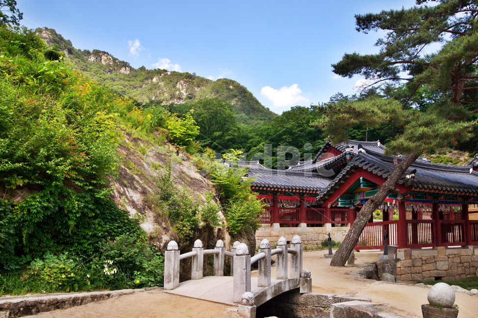 청평사,돌다리,오봉산,춘천,회전문,경운루,전각,불교사찰,푸른하늘,자연,한국전통,한국문화,korean traditional,korean culture,종교,신앙,religion,belief,faith,건축물,건물외관,exterior,building,structure,architecture,construction