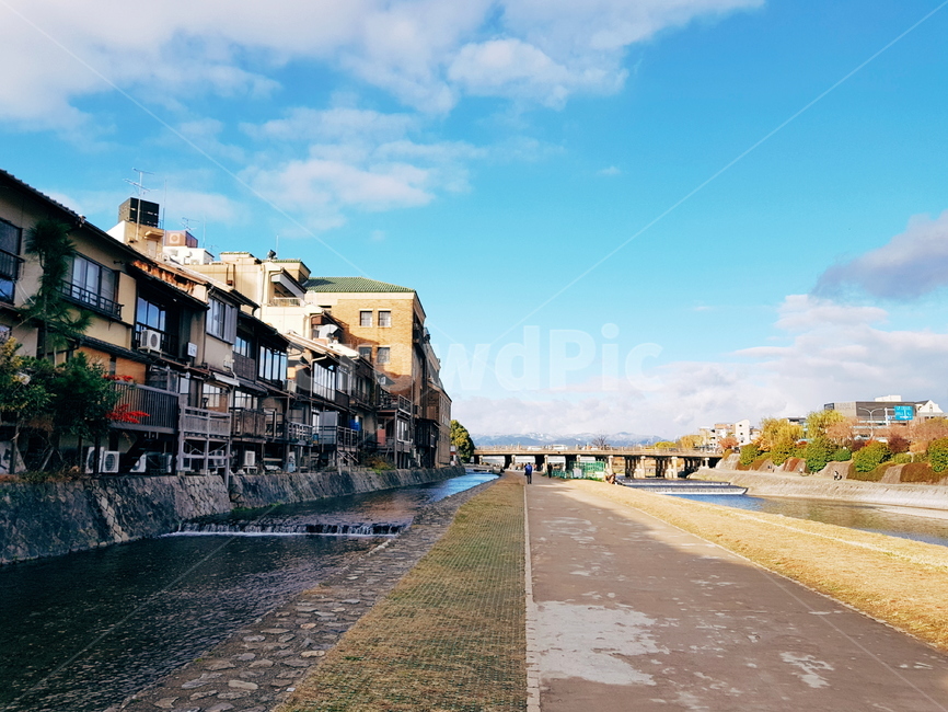 교토,카모가와,일본,파란하늘,가모가와,도시,풍경,city,landscape,해외,외국,세계,foreign,oversea,world,세계도시풍경,해외도시풍경,외국도시풍경,world cityscape,path,통로,water,물,outdoors,옥외,walkway,보도