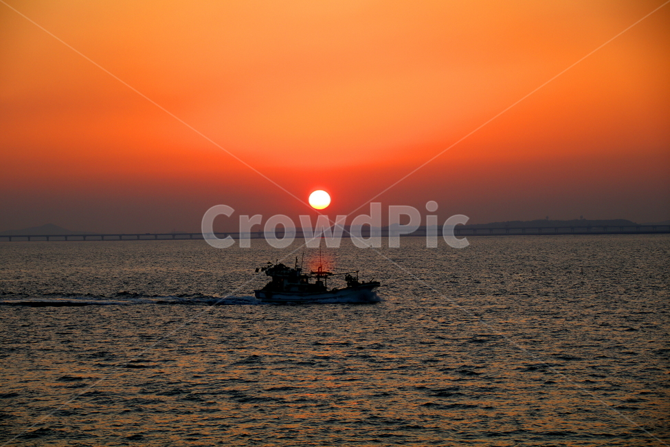 바다,풍경,노을,석양,배,자연,풍경,nature,landscape,교통,교통수단,traffic,transportation,outdoors,옥외,sky,하늘,dawn,새벽,sunset,일몰,red sky,붉은 하늘,dusk,황혼,sunlight,햇빛