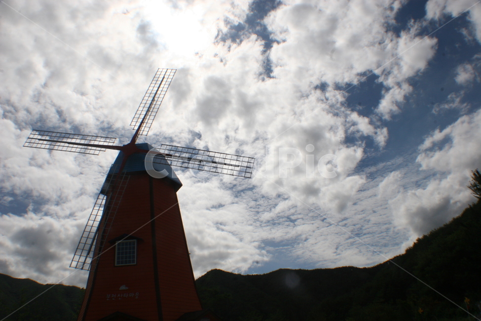 산타마을,분천,풍차,하늘,역광,건축물,건물외관,exterior,building,structure,architecture,construction