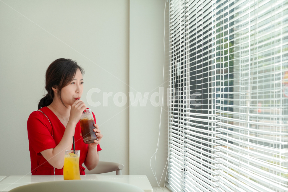 여자,여성,카페,커피,음료,쉼,인간,도시,음료수,빨간옷,햇빛