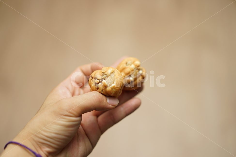 간식,간식거리,주전부리,호두과자,과자,음식,먹방,먹거리,푸드,food,사람,인물,인간,human,person,신체일부,몸,body,음식,식재료,요리,food,cook,meal,dishes,food reserves,디저트,간식,후식,dessert,snack