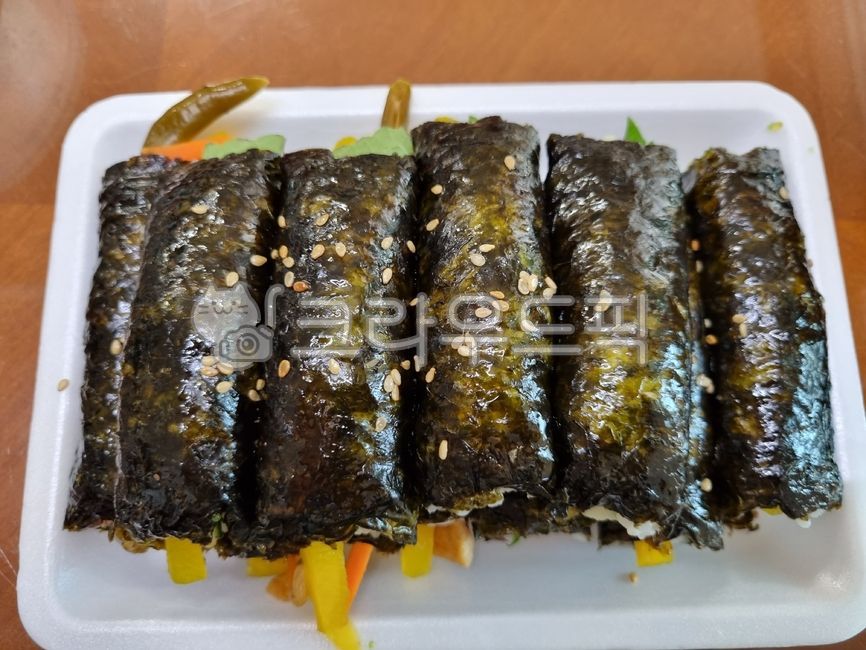 김밥,꼬마김밥,재료,단무지,당근,오이,고추,어묵,밥,김,식재료,한국음식,스트로폼용기,koreanfood,food,깨,음식