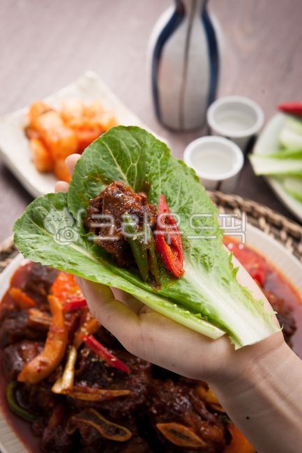 Lettuce,Spicy braised ribs,Korean,cooking,wrapping,spicy food,vegetable,food,Galbijjim
