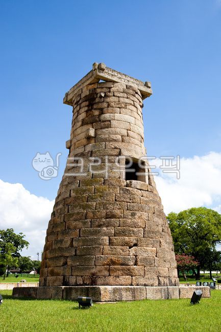 Cheomseongdae,World Cultural Heritage,National Treasure,Architecture,Gyeongbuk,Gyeongju,Gyeongju Eastern Historic Site,Ancient Architecture,Low Angle,Cultural Heritage,Historic Site,Silla,Landscape,Sky,Clouds,Korea,Tower