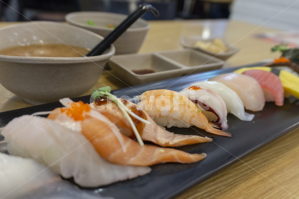 초밥,스시,초밥세트,스시세트,새우초밥,연어초밥,회초밥,음식,식재료,요리,food,cook,meal,dishes,food reserves,일식,일본음식,일본요리,Japanese food,Japanese dishes,Japanese meal,Japanese cook