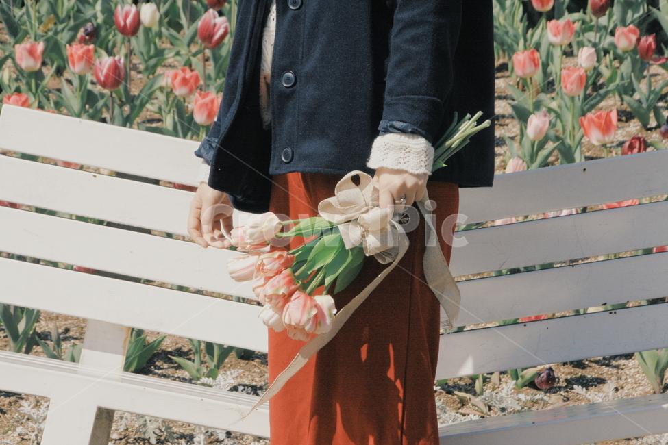 튤립,꽃다발,봄,사랑,연애,봄,계절,spring,season,식물,자연,plants,nature,꽃,flower,사람,인물,인간,human,person,남성,남자,man,male,기념일,축하,anniversary,congratulation,celebrate,celebration,패션스타일,의상,fashion,style,감성,sensible,feeling,색깔,색상,색채,색감,color sense,color sensitivity,feeling of color