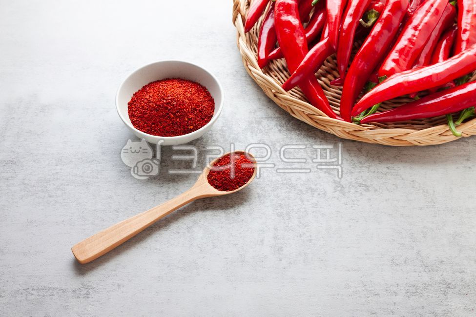 고추,고추가루,홍고추,채소,양념,음식재료,음식,요리,유기농,빨강색,빨간색,누끼,김장,재료,담다,가득,탑뷰,하이앵글,basket,바구니,고춧가루,가루,그릇,숟가락