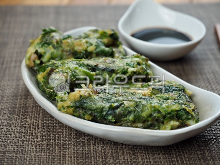 나물,나물부침개,간장,한식,부침개,파전,채소부침개,한국음식,음식,요리,채소,혼합,koreanpancake,pajeon,koreanfood,food,cooking,vegetable