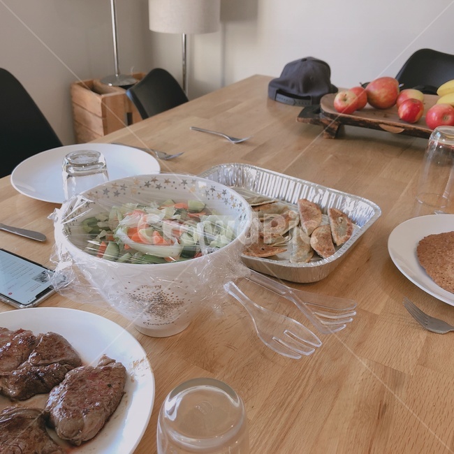 식사,샐러드,식탁,음식,편안한,아늑한,cozy,코지,군만두,가정식,맛있는,salad,meal,밀