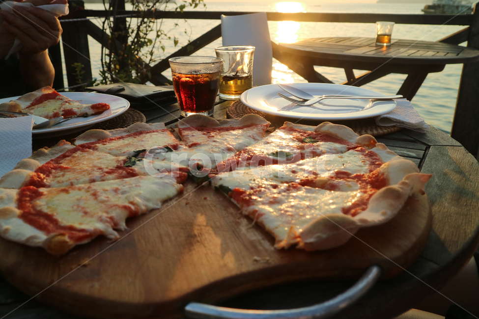 마르게리따피자,피자,화덕피자,pizza,food,야외테이블,외식,식사,음식,식재료,요리,food,cook,meal,dishes,food reserves,양식,서양음식,서양요리,western food,western dishes,western meal,western cook