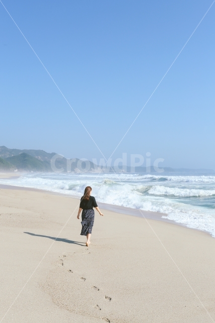 사람,인물,바다,여름,파도,발자국,바람,감성사진,summer,sea,beach,nature,wave,여름,계절,summer,season,해변,바다,beach,sea,여행,휴가,traveling,vacation,trip,사람,인물,인간,human,person,여성,여자,woman,female,lady,감성,sensible,feeling,shorts,반바지,ocean,대양,자연,water,물,outdoors,옥외