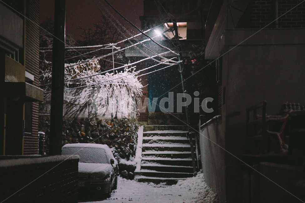 겨울,눈,골목,밤,가로등,담벼락,담장,마을,건물,차,자동차,계단,겨울,계절,winter,season,야경,밤,풍경,nightscape,night,landscape,골목길,alley,감성,sensible,feeling,nature,자연,outdoors,옥외,snow
