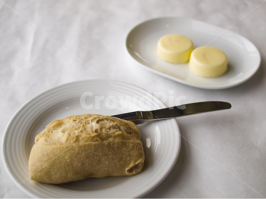 빵,식전빵,버터,브래드,butter,바삭한,부드러운,풍미깊은,느끼한,식전,레스토랑,맛집,나이프,흰테이블,하얀색,흰접시,접시,음식,식재료,요리,food,cook,meal,dishes,food reserves,빵,bread,아침식사,조식,브런치,breakfast,brunch