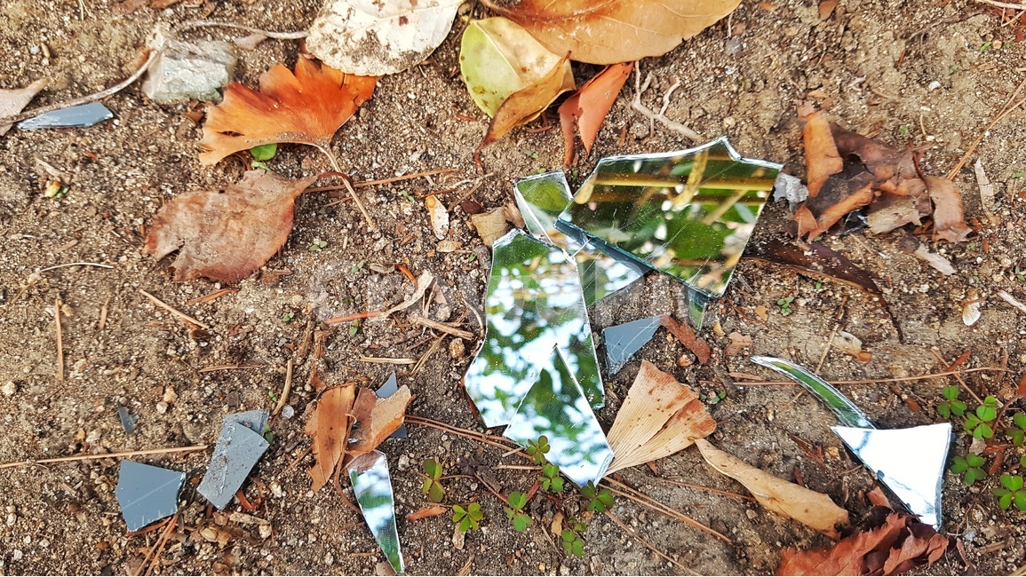 유리,거울,깨진거울,깨진,땅,흙,낙엽,추락,실패,절망,나무잎,잎사귀,나무,모래,바닥,우울,우울함,감정표현,쓸쓸함,필름사진,이별,감정,감성사진,무거움,외로움,사람,인물,인물사진,감정사진,sad,blue,gloomy,emotion,인간,human,person,여성,여자,woman,female,lady,기분,feeling,고독함,lonely,solitary,감성,sensible,김쿵짝,가을,계절,fall,autumn,season,사물,물건,오브젝트,thing,object,matter,leaf,잎,plant,식물,ground