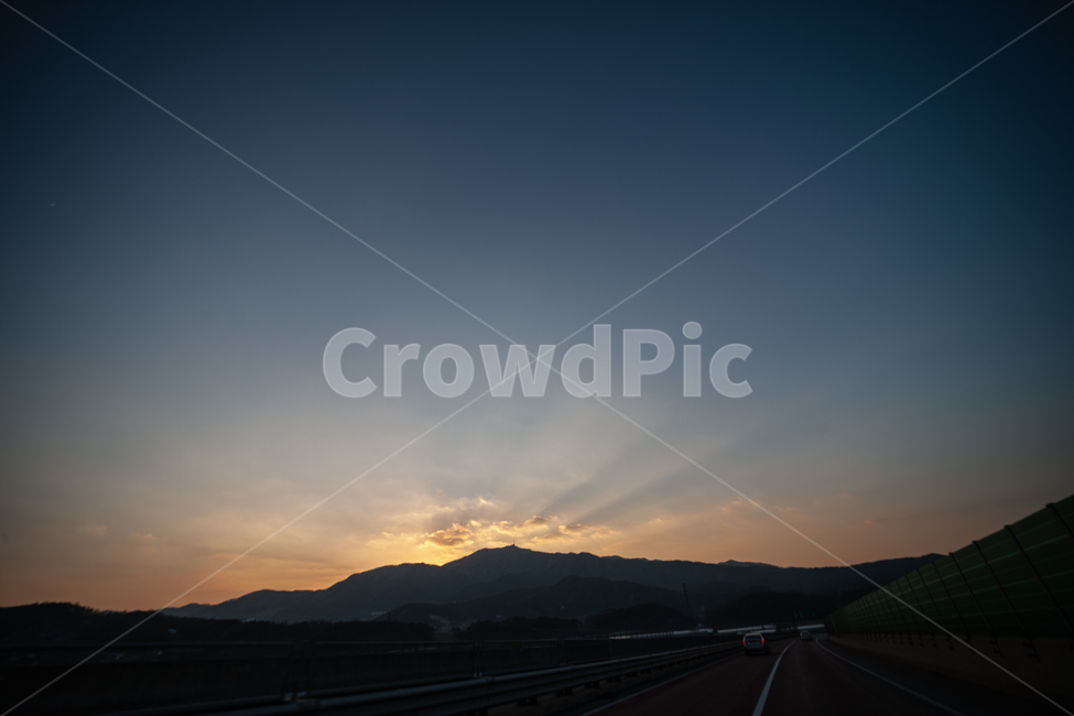 하늘,석양,구름,빛,산,풍경,sky,sunset,cloud,light,road,도로,nature,자연,highway,고속도로,freeway,고속 도로,outdoors,옥외