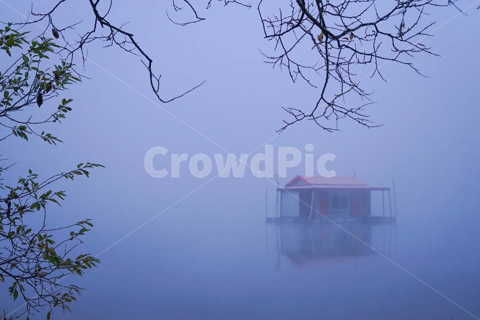 호수,방갈로,낚시,낚시터,여명,안개,가을,계절,새벽,자연,풍경,nature,landscape,outdoors,옥외,weather,날씨