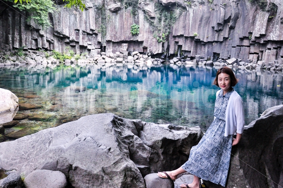인물사진,제주도,천제연폭포,여행,휴가,시원함,제주도,jeju,jeju island,사람,인물,인간,human,person,얼굴표정,facial expression,face,여성,여자,woman,female,lady,여행,휴가,traveling,vacation,trip,clothing,의류,apparel,의복,sleeve,소매
