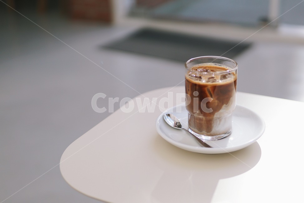 pottery,도기류,saucer,받침접시,coffeecup,커피컵,cup,컵,커피,coffee,카페,cafe,테이블,table,세련된,모던,modern,유리컵,카페라떼,glass,white,흰색,깔끔,인테리어,simple,감성사진,감성,interior,커피,카페,coffee,cafe,감성,sensible,feeling