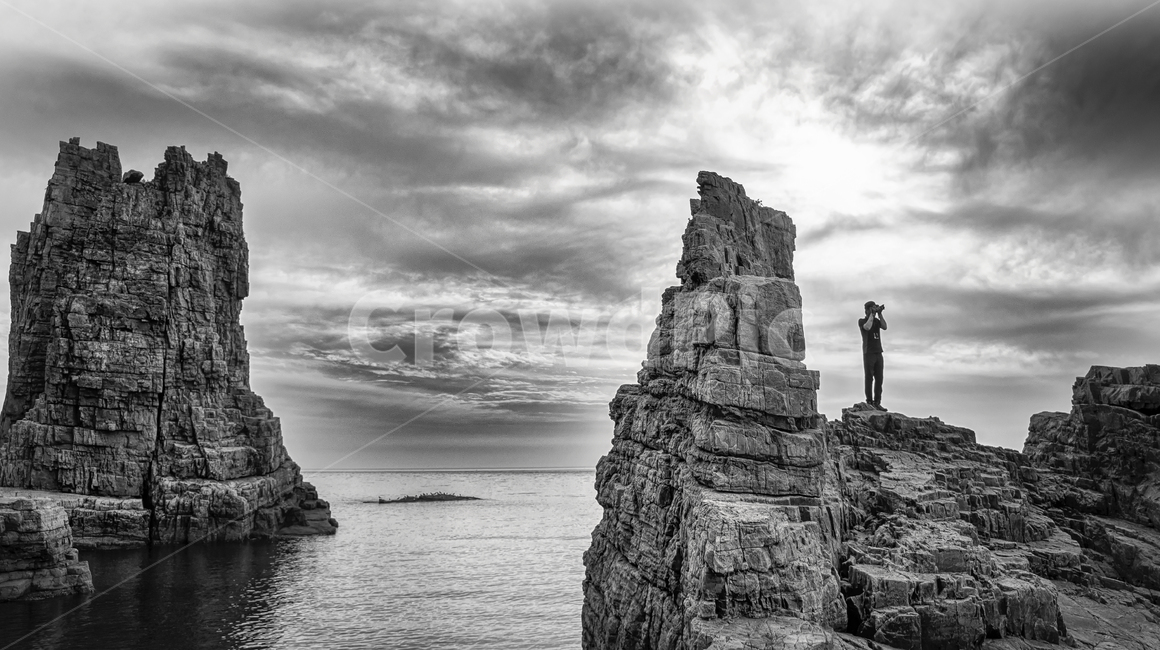 두무진,백령도,최북단,바다,서해,자연,풍경,nature,landscape,한국자연풍경,한국자연경관,korea nature landscape,사람,인물,인간,human,person,사진작가,포토그래퍼,photographer,흑백,모노톤,monochrome,black and white,outdoors,옥외,cliff,낭떠러지