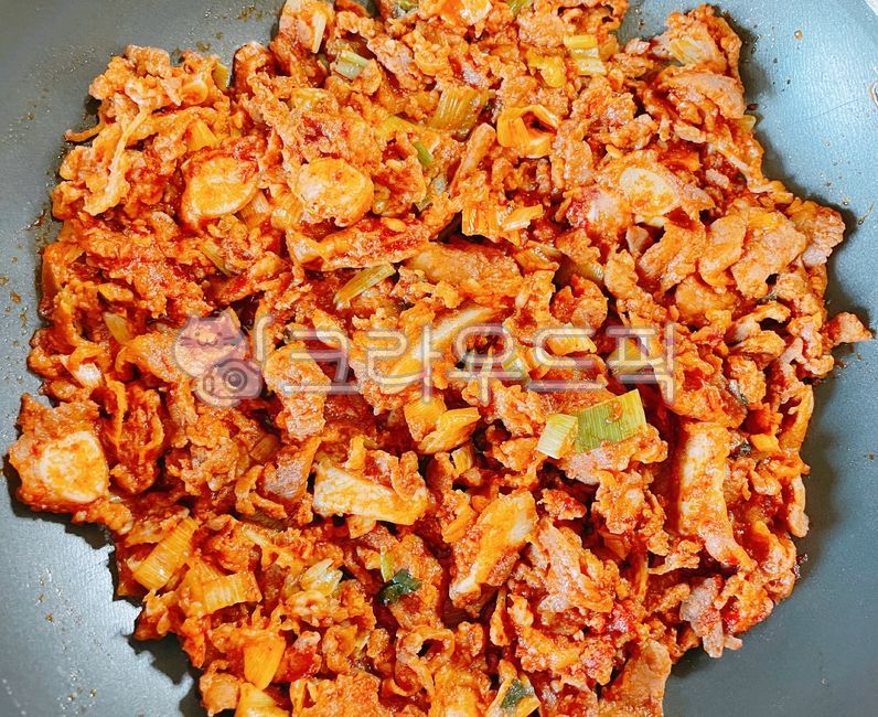 seasoning,Stirfried pork,cook,pork,cochlear bone,food,pig,meal,Stirfried Odolbone,dish,meat,cooking