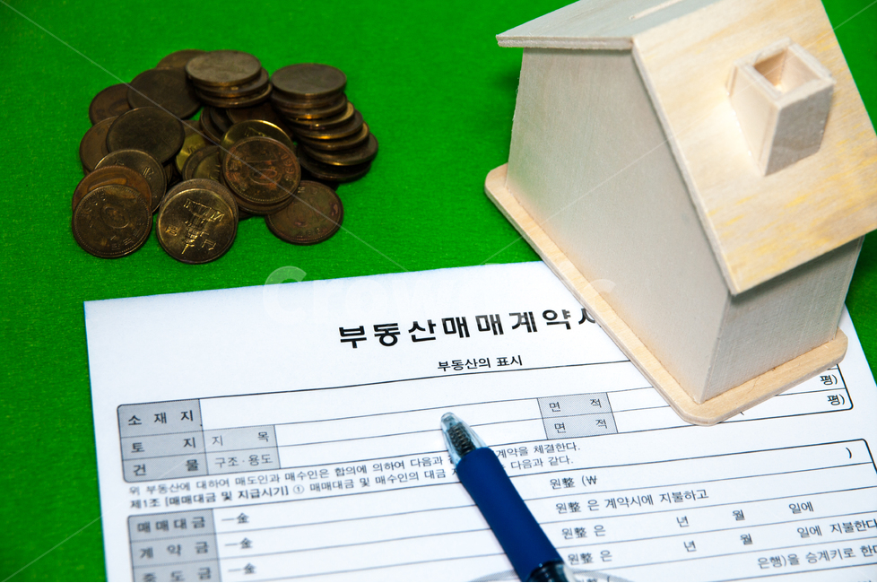 계약서,계약,서류,부동산,주택,매매,전세,임대,저축,부금,대출,하우스,푸어,차익,프리미엄,상환,작성,설정,한국돈,현금,지폐,동전,모형주택,금융,돈,finance,banking,money,비즈니스,사업,business,service,work,연출,컨셉,콘셉,direction,concept