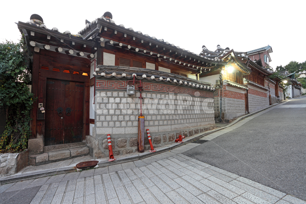 한옥,집,주택,주택가,기와집,기와,길,거리,길거리,도로,골목,골목길,담,담장,돌담,고풍,고풍스런,전통,한국전통,한옥마을,북촌한옥마을,북촌,서울,문,대문,입구,건축,건축물,전통건축,전통건축물,건물,한옥집,벽,외관,무늬,문양,전통무늬,전통문양,익스테리어,민속,바닥,공간,배경,백그라운드,오르막,오르막길,경사길,급경사,급경사길,불빛,저녁,밤,한국,한국전통,한국문화,korean traditional,korean culture,건축물,건물외관,exterior,building,structure,architecture,construction