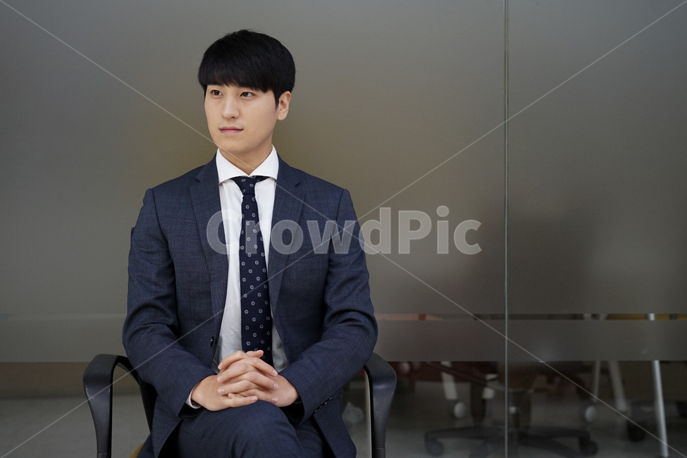 남성,남자,비즈니스,사업가,양복,정장,슈트,직장인,회사원,사무실,사람,인물,인간,human,person,남성,남자,man,male,산업,industry,industrial,비즈니스,사업,business,service,work