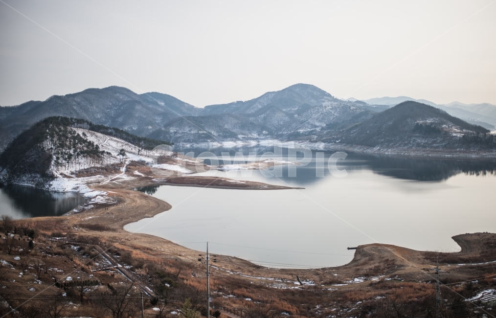 겨울,호수,풍경,하늘,저수지,산,겨울,계절,winter,season,자연,풍경,nature,landscape,한국자연풍경,한국자연경관,korea nature landscape,water,물,promontory,곶,outdoors,옥외