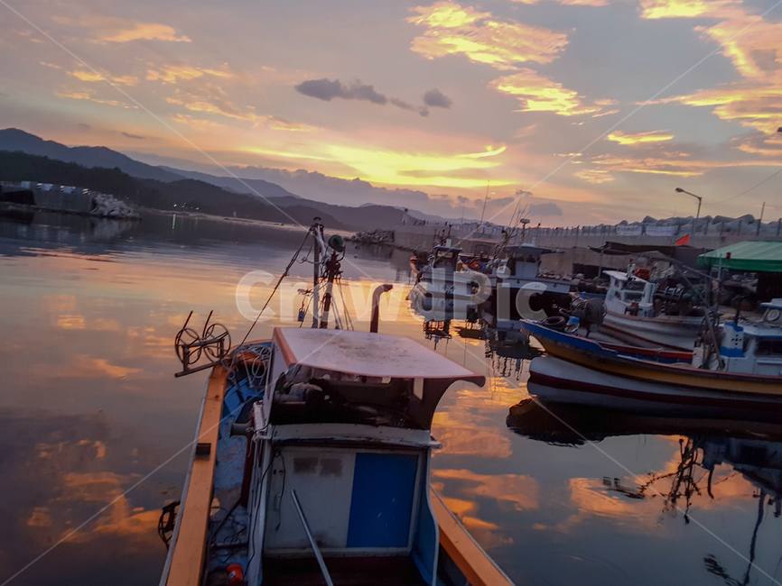 노을,석양,항구,배,구름,하늘,바다풍경,삼척,감성,산업,industry,industrial,어업,fishery,fishing industry