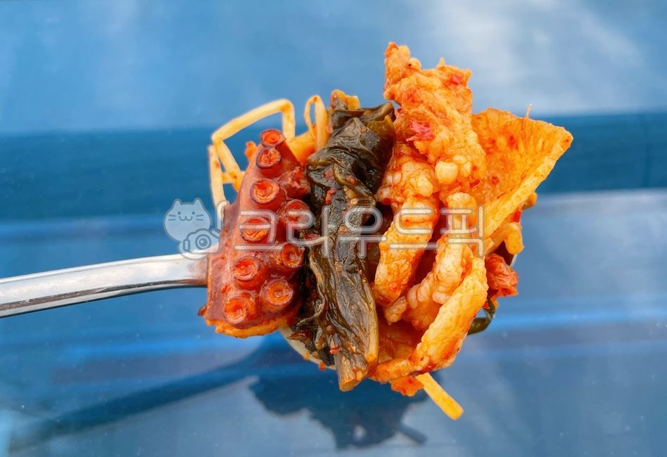 생고기갓돌물어삼합,돌문어삼합,삼합,돌문어,문어,문어삼합,갓김치,김치,돼지고기,돼지,고기,육류,해물,해산물,음식,요리,식사,식재료,양념,볶음,food,dish,cook,meal,pork,meat,seafood