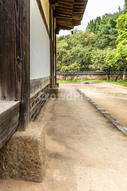 전통가옥,주춧돌,기둥,한국민속촌,전통건축물,후원,기와담장,한국전통,한국문화,korean traditional,korean culture,건축물,건물외관,exterior,building,structure,architecture,construction