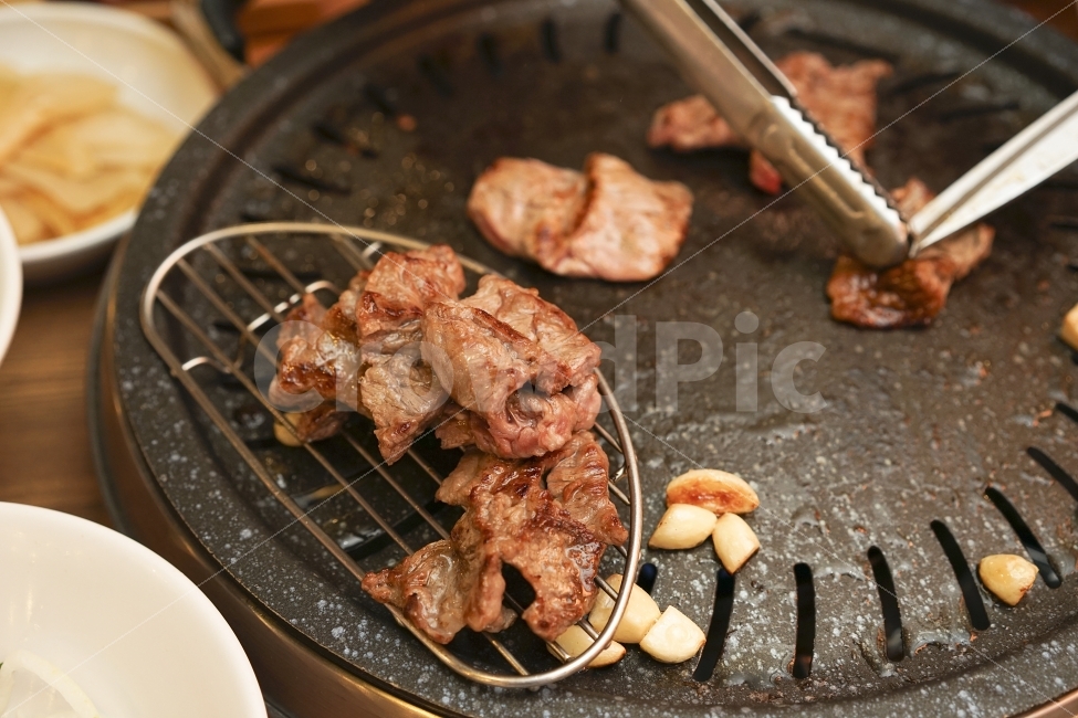 식사,고기,소고기,술자리,모임,육류,소,먹방,푸드,구이,만남,육즙,육질,맛집,풍미,한끼,한잔,갈비,음식,식재료,요리,food,cook,meal,dishes,food reserves,육류,고기,meat,한식,한국음식,한국요리,korean food,korean dishes,korean meal,korean cook