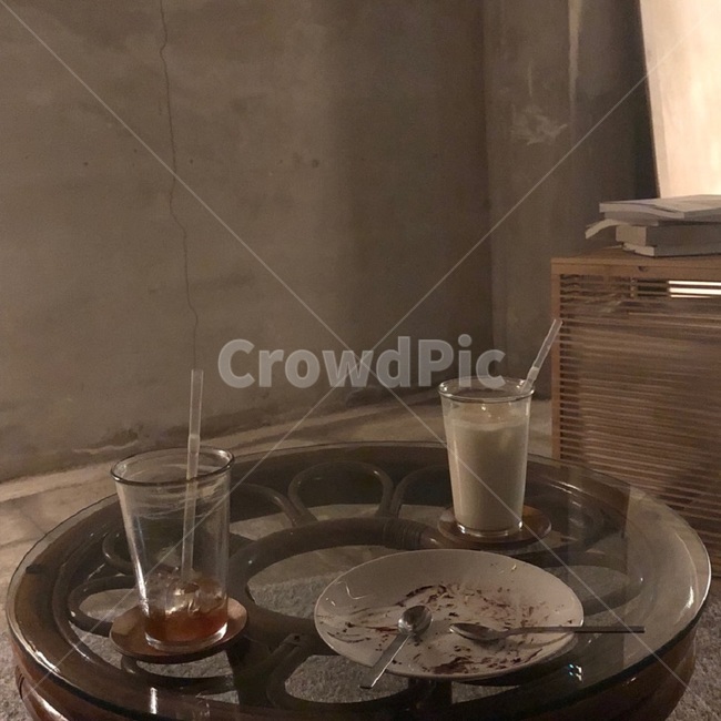 카페,디저트,맛있는,먹방,감성,감성사진,식탁,탁자,테이블,table,유리잔,유리,glass,빨대,숟가락,빈접시