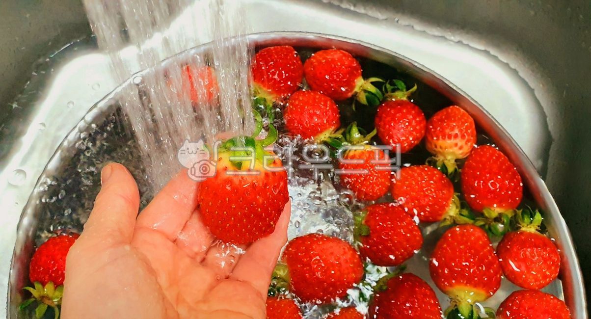 palm,fruit,water stream,freshness,cold water,red,running water,Strawberry,color therapy,strawberry washing,food therapy,hand,finger,tap,foodtherapy,sink,strawberry,clean,water,food,cleanliness,fruit therapy,fruit washing,fresh,tap water,colortherapy