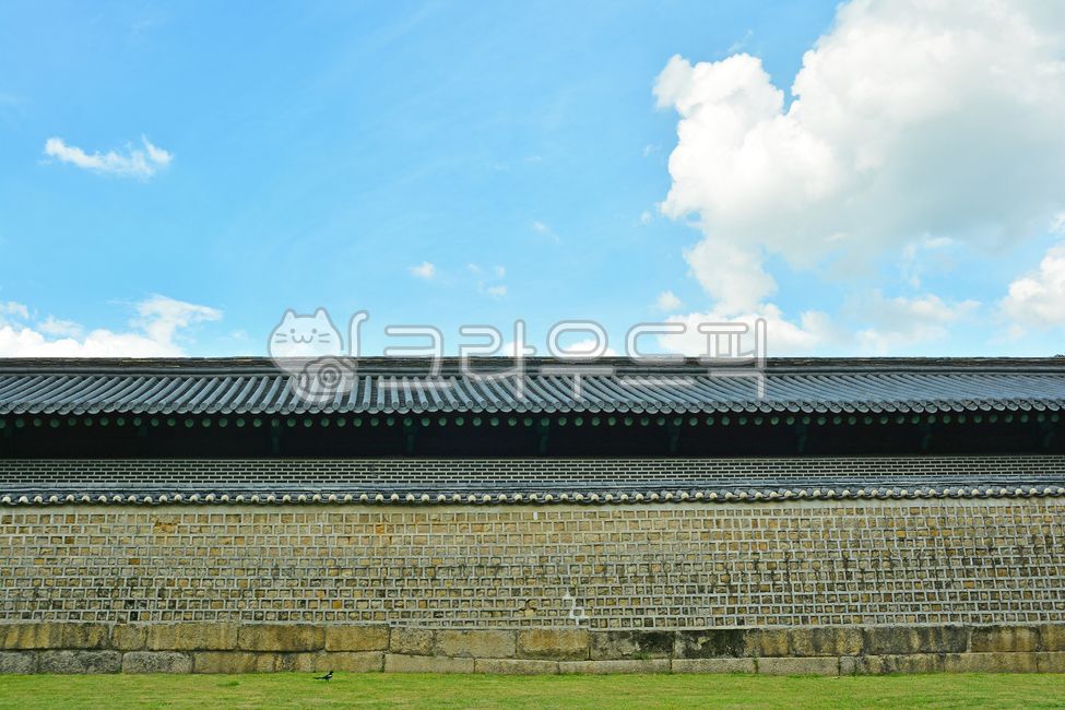 sky,Jongmyo Shrine,building,architectural style,Cultural Heritage,outdoors,tile roof,background,UNESCO World Heritage Site,weather,stonewall,traditional architecture,architecture,Sunny