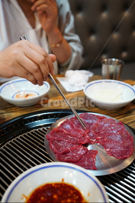 육사시미,고기,안주,먹거리,육류,음식,푸드,육식,소고기,한우,젓가락,손,음식,식재료,요리,food,cook,meal,dishes,food reserves,육류,고기,meat,한식,한국음식,한국요리,korean food,korean dishes,korean meal,korean cook