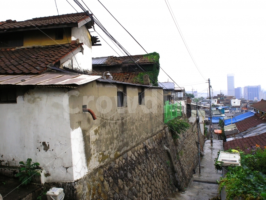 달동네,판자촌,골목길,옛모습,아날로그,추억,회상,기억,메모리,memory,remember,정겨운,마을,촌락,서민,가난,빈곤,소외,재개발,시안,디자인,디자이너,출판,편집,책자,서적,사보,카다로그,콘텐츠,리플렛,브로셔,컨셉,콘셉,컨셉트,모바일,전단,광고,sns,ebook,웹,마케팅,마켓팅,필,느낌,서정,emotion,feeling,옛날,삶,생활,거주,주택,집,하우스,계단,지붕,이웃,잊혀진,감성,concept,old,빈티지,변두리,과거,yesterday,외곽,풍경,건물,축대,석축,낡은,오래된,도시,풍경,city,landscape,골목길,alley